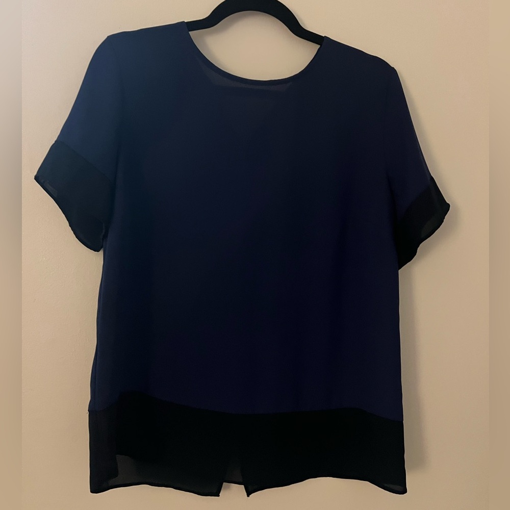 Banana republic contrast trim top - with button loop closure at back